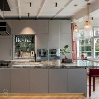 .⁠
T H E  F L A T.⁠
⁠
Mehr als nur kochen: Ein „𝑳𝒊𝒗𝒊𝒏𝒈𝒓𝒐𝒐𝒎“, der mit hochwertigen Materialien und moderner Kunst ausgestattet ist. Die individuell aus Naturstein hergestellte Arbeistplatte ist ein echter Hingucker! Das Ensemble aus aufeinander abgestimmten Möbeln, Oberflächen und der Beleuchtung schafft eine einzigartige Wohlfühlatmosphäre. Abgerundet wird der Raum durch die angrenzende Terrasse mit Blick auf den Rhein.⁠
⁠
More than just cooking: A „𝑳𝒊𝒗𝒊𝒏𝒈𝒓𝒐𝒐𝒎“ furnished with high quality materials and modern art. The individually made from natural stone Arbeistplatte is a real eye-catcher! The ensemble of coordinated furniture, surfaces and lighting creates a unique feel-good atmosphere. The room is rounded off by the adjacent terrace with a view of the Rhine.⁠
⁠
@cassinaofficial⁠
@artemide_lighting⁠
@vescom_bv⁠
@jabanstoetz⁠
⁠
The Flat⁠
Düsseldorf, Germany⁠
.⁠
.⁠
.⁠
#kitzigdesignstudios #kitziginteriordesign #interior #interiordesign #innenarchitektur #denkmalschutz #retail #design #new #villa #duesseldorf #showroom #art #kitchendesign #details #interiordetail