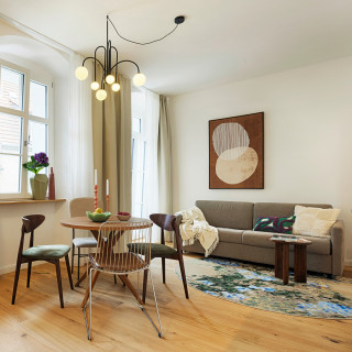 𝗛𝗢𝗠𝗘𝗞𝗘𝗘𝗣𝗘𝗥𝗦 𝗪𝗨̈𝗥𝗭𝗕𝗨𝗥𝗚
Ein kontaktloses & digitales Hotelkonzept für kurze oder längere Aufenthalte mit individuellem, wohnlichen Style. Neu in der Würzburger Altstadt: Im homie stay Dominikus versprühen 27 Apartments Altbaucharme mit modernem Design!
A contactless & digital hotel concept for short or long stays with an individual, homely style. New in Würzburg's old town: at homie stay Dominikus, 27 apartments exude old-building charm with modern design!
Interior Styling by Kitzig Interior Design
#kitzigdesignstudios #kitziginteriordesign #designconcept #livingroomdesign #decorationconcept #furnitureconcept #interiordecor #design #longstayliving #wuerzburg