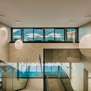 
𝗚𝗥𝗔𝗡𝗗 𝗧𝗜𝗥𝗢𝗟𝗜𝗔 𝗦𝗣𝗔
Der neue Grand Alps SPA mit Grand Family SPA erstreckt sich über zwei Etagen und bietet eine exklusive Wohlfühloase für Kinder und Erwachsene. Familien genießen den großzügigen Innen- und Außenpool mit Liegewiese, während Erwachsene in der erweiterten Saunalandschaft, im modernen Fitnessbereich oder bei 180° Naturblick zur Ruhe kommen.
The new Grand Alps SPA with Grand Family SPA spans two floors and offers an exclusive wellness oasis for children and adults alike. Families can enjoy the spacious indoor and outdoor pool with sunbathing lawn, while adults can relax in the expanded sauna area, the modern fitness area, or with a 180° view of nature.
Design by Kitzig Interior Design
#kitzigdesignstudios #kitziginteriordesign #interiordesign #designconcept #wellness #health #relax #spaday #luxury #natural #spalifestyle #relaxationtime #calmspaces #spadesign #spainspiration #wellnessdesign #luxuryspa #luxurywellness #spaluxury #wellnessretreat #sparetreat #hospitalitydesign #highenddesign #elegantspaces #timelessdesign #relaxinstyle #grandtirolia #spatime 