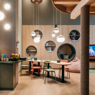 
𝗞𝗜𝗗𝗦 𝗟𝗢𝗗𝗚𝗘
Interior Design, das nicht nur uns beim Entwerfen Spaß gemacht hat: der 2-geschossige Indoor-Spielplatz im Grand Tirolia Kitzbühel ist ein Ort, den Kinder lieben werden. Hier kann nach Herzenslust gerutscht, getobt, geklettert, gechillt und was den Kids noch alles einfällt, gespielt werden. 
Interior design that wasn‘t just fun for us: the 2-storey indoor playground at the Grand Tirolia Kitzbühel is a place that children will love. Here they can slide, romp, climb, chill out and play to their heart‘s content.
Design by Kitzig Interior Design
#kitzigdesignstudios #kitziginteriordesign #designconcept  #interiordesign #design #interior #project #travelinspiration #luxurytravelling #architecture #kidslounge #kids #grandtirolia #kitzbuehel #playroom #play #creativekids