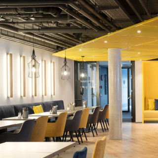 
𝗛𝟮 𝗛𝗢𝗧𝗘𝗟 𝗘𝗥𝗙𝗨𝗥𝗧
Die geometrischen Deckensegel aus gelb lackierten Lochblechelementen zonieren den großzügigen Buffet- und Frühstücksbereich des H2 Hotels.
The geometric ceiling sails made of yellow-painted perforated sheet metal elements zone the spacious buffet and breakfast area of the H2 Hotel.
Design by Kitzig Interior Design
#kitzigdesignstudios #kitziginteriordesign #interiordesign #hotelconsulting #hotelbrand #hotelinvest #hoteldevelopment #hospitality #revitalisation #hoteldesign #restaurant #dining #hospitalitydesign #interiorarchitecture #diningroom