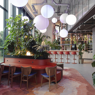 𝗖𝗢𝗖𝗢𝗢𝗡 𝗛𝗢𝗧𝗘𝗟⁠
𝗧𝗛𝗘𝗥𝗘𝗦𝗜𝗘𝗡𝗪𝗜𝗘𝗦𝗘 𝗠𝗨𝗡𝗜𝗖𝗛⁠
⁠
The hotel&lsquo;s location and extensive use of real plants create an urban jungle as a retreat within the city.⁠
⁠
@cocoon_hotels⁠
⁠
Design by Kitzig Interior Design⁠
Photos: Gabriel B&uuml;chelmeier⁠
⁠
#urbanjungle #hotel #cocoon #munich #jungleinthecity ⁠#hotelimmobiliedesjahres #cocoontheresienwiese #urbanretreat #designhotel #slowliving #urbannature #hotelinterior⁠