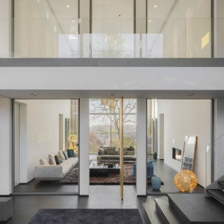 LIVING ROOM⁠
⁠
The interiors of the residence are open and generously designed. Directly in the entrance area, the golden three-metre-high pivot door attracts all eyes. Through it, one is led into the representative living room. Family life is the focus of the interior design concept.⁠
⁠
kitzig.com⁠
⁠
Photos: @marvinschwienheer⁠
⁠
#kitzigdesignstudios #kitziginteriordesign #interiordesign #leipzig ⁠
#residential #wohnhaus #retail #interior #living #home #homedesign #homeinspo #cozyinterior #retailinterior