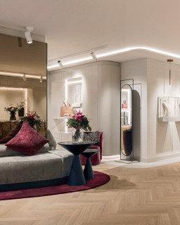 JUWELIER LAUFER MINDEN
The new interior design combines the expansion of the sales areas with a comprehensive, sensitive renovation to create a bright and inviting spatial experience. A cream-coloured backdrop creates a sense of calm and elegance and showcases jewellery, watches and other products, while accents such as the lounge area with velvety fabric covers convey a cosy exclusivity.
@juwelierlauferminden
design: Kitzig Interior Design
photos: Christian Schwier
#kitzigdesignstudios #kitziginteriordesign #interiordesign #designconcept #interiorstyling #luxuryinterior #retaildesign #shopinterior #moderninterior #interiorarchitecture #jewelrydesign #finejewelry #luxuryjewelry #exclusivejewelry #jewelryinterior #elegancedesign
