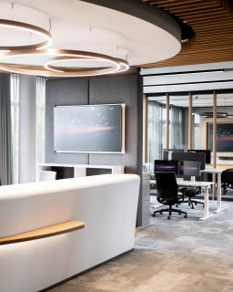 RIVERTY GROUP WORKPLACE⁠
⁠
The forward-looking office design presents flexible solutions for intelligent and innovative collaboration. In the course of digitalization and in accordance with the principles of &bdquo;New Work&ldquo;, open carrels, glazed group and conference rooms, semi-glazed free-standing round boxes and classic open-space workplaces were designed - all in the spirit of the creative economy, with state-of-the-art technology and intelligent equipment.⁠
⁠
#kitzigdesignstudios #kitziginteriordesign #interior #officedesign #newwork #design #interiordesign #officespace #workspace #officedecor #officefurniture #workplace #headquartersinterior