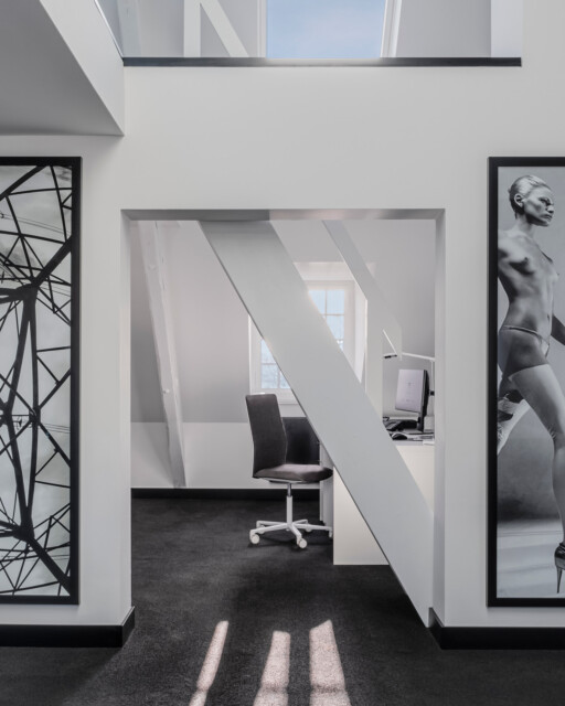 KITZIG DESIGN STUDIOS D&Uuml;SSELDORF⁠
⁠
Our office in D&uuml;sseldorf is located in a comprehensively renovated city villa built in the 1920s. With great care and attention to detail, the listed building was restored, the existing was preserved and transformed into today&lsquo;s age with new design components and technical equipment.⁠
⁠
#kitzigdesignstudios #kitziginteriordesign #interiordesign #interior #workspace #officelife #refurbishment #workplae ⁠