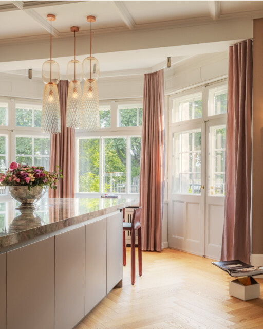 THE FLAT ⁠
⁠
More than just cooking: A "Livingrrom" furnished with high quality materials and modern art. The individually made from natural stone Arbeistplatte is a real eye-catcher! The ensemble of coordinated furniture, surfaces and lighting creates a unique feel-good atmosphere. The room is rounded off by the adjacent terrace with a view of the Rhine.⁠
⁠
@cassinaofficial⁠
@artemide_lighting⁠
@vescom_bv⁠
@jabanstoetz⁠
⁠
The Flat⁠
D&uuml;sseldorf, Germany⁠
⁠
#kitzigdesignstudios #kitziginteriordesign #interior #interiordesign #interiorarchitecture #residentialdesign #villaduesseldorf #kitchendesign #luxuryliving