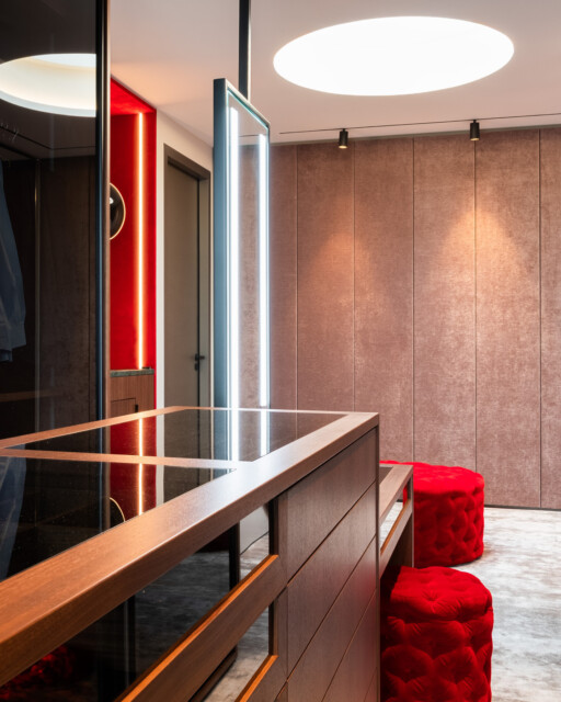 𝗗𝗥𝗘𝗦𝗦𝗜𝗡𝗚 𝗥𝗢𝗢𝗠⁠
⁠
⁠The dressing area with tinted glass fronts and plenty of natural light offers lots of space, organisation and an overview.⁠
⁠
Design and Realisation by Kitzig Interior Design⁠
Photos: @marvinschwienheer⁠
⁠
⁠
#kitzigdesignstudios #kitziginteriordesign #interiordesign #dressingroom #ankleide #wardrobe #luxuryhome #homedesign #homestyling #interior #design #interiorarchitecture #interiorideas