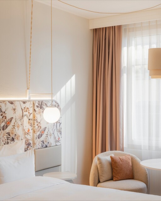 Radisson Blu Bremen. Soft by design.⁠
⁠
A palette that whispers: warm beige, dusty pastels, and textures that invite you to slow down the moment you walk in.⁠
⁠
A room that rests, so you can too.⁠
⁠
#KitzigDesignStudios #RadissonBluBremen #HotelDesign #InteriorDesign #hospitalitydesign #DesignBeyondBoundaries #HospitalityDesign #BedroomDesign #NeutralInteriors⁠