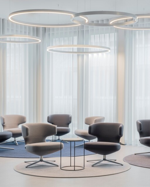 ECCLESIA HEADQUARTERS⁠
⁠
The Ecclesia Group&lsquo;s main location in Detmold, providing space for 280 workplaces on five floors as well as a modern three-storey conference and innovation centre.⁠
⁠
Ecclesia Versicherungsdienst ⁠
Detmold, Germany⁠
Photos: @marvinschwienheer⁠
⁠
⁠
#kitzigdesignstudios #kitziginteriordesign #officedesign #coworking #officeinterior #modernworkspace #workplace #workingspace #headquarters #detmold