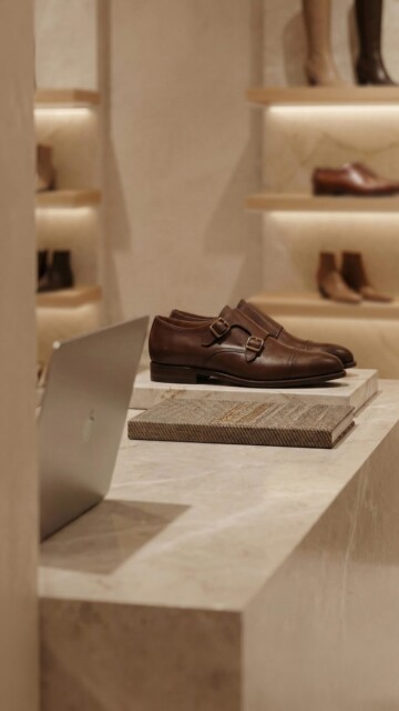Shoe Boutique, Belgium
Natural stone, warm tones, and soft rounded niches that hold each pair like it was made to be here. A lighting concept so considered it highlights without declaring itself.
When the space steps back, everything else steps forward.
#KitzigDesignStudios #ShoeBoutique #RetailDesign #FashionRetail #InteriorDesign