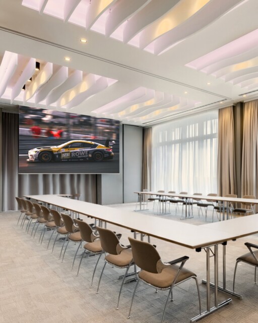 Dorint Nürburgring Hotel
Designed for focus, flexibility and performance.
For the conference area at Dorint Nürburgring Hotel, we developed flexible spaces that combine functionality, comfort and a clear architectural identity.
#KitzigDesignStudios #DorintNürburgring #HospitalityDesign #ConferenceDesign #MeetingSpaces #EventSpaces #InteriorArchitecture