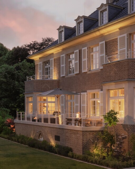 A unique expression of modern luxury.
At The Flat, heritage architecture becomes the backdrop for a carefully curated world of art, design and individuality. Every detail, from bespoke rugs and natural stone to statement lighting and collectible furniture, contributes to an atmosphere that is both timeless and contemporary.
#KitzigDesignStudios #TheFlatDusseldorf #LuxuryLifestyle #InteriorDesign #DesignNarrative #ResidentialArchitecture