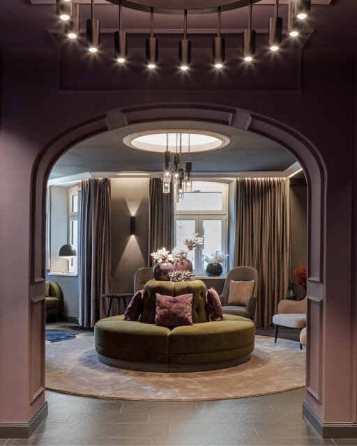 Erika Boutiquehotel Kitzbuehel⁠
⁠
Classic materials, such as velvet fabrics, marbled carpeting and parquet flooring, are lovingly integrated into the hotel&rsquo;s interior. Dark shades are predominant in the lobby and the public areas, creating a pleasantly warm atmosphere.⁠
⁠
#Kitzigdesignstudios #Kitzigstudios #kitzbuehel #HotelDesign #InteriorDesign
