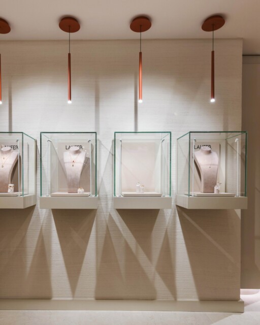 Jewelry Laufer Minden
A bright and inviting spatial experience where cream tones, natural stone and velvety textures create a sense of calm and elegance. Historic architectural details meet contemporary materials, while a refined lighting concept showcases jewellery and watches with precision.
Photography: Christian Schwier
#KitzigStudios #KitzigIdentities #Juwelry #interiorDesign #Minden