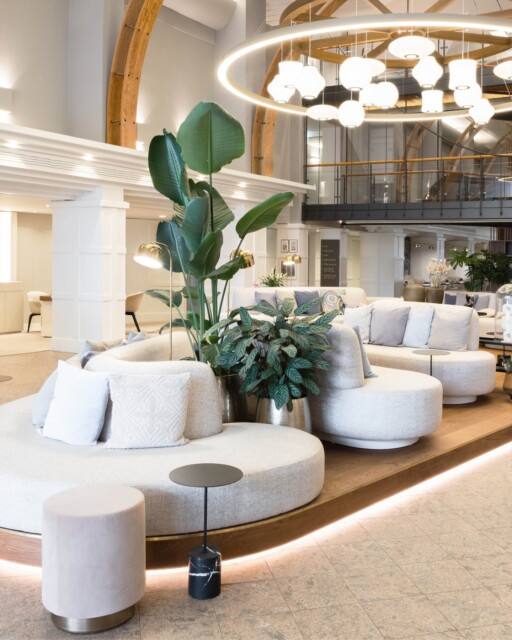 Aedenlife Hotel & Resort Rügen
Inspired by dunes, water, and island life, the lobby forms the heart of the hotel. Flowing shapes and subtle maritime details create an elegant connection between architecture and the surrounding landscape.
#KitzigStudios #KitzigIdentities #Hotel #InteriorDesign