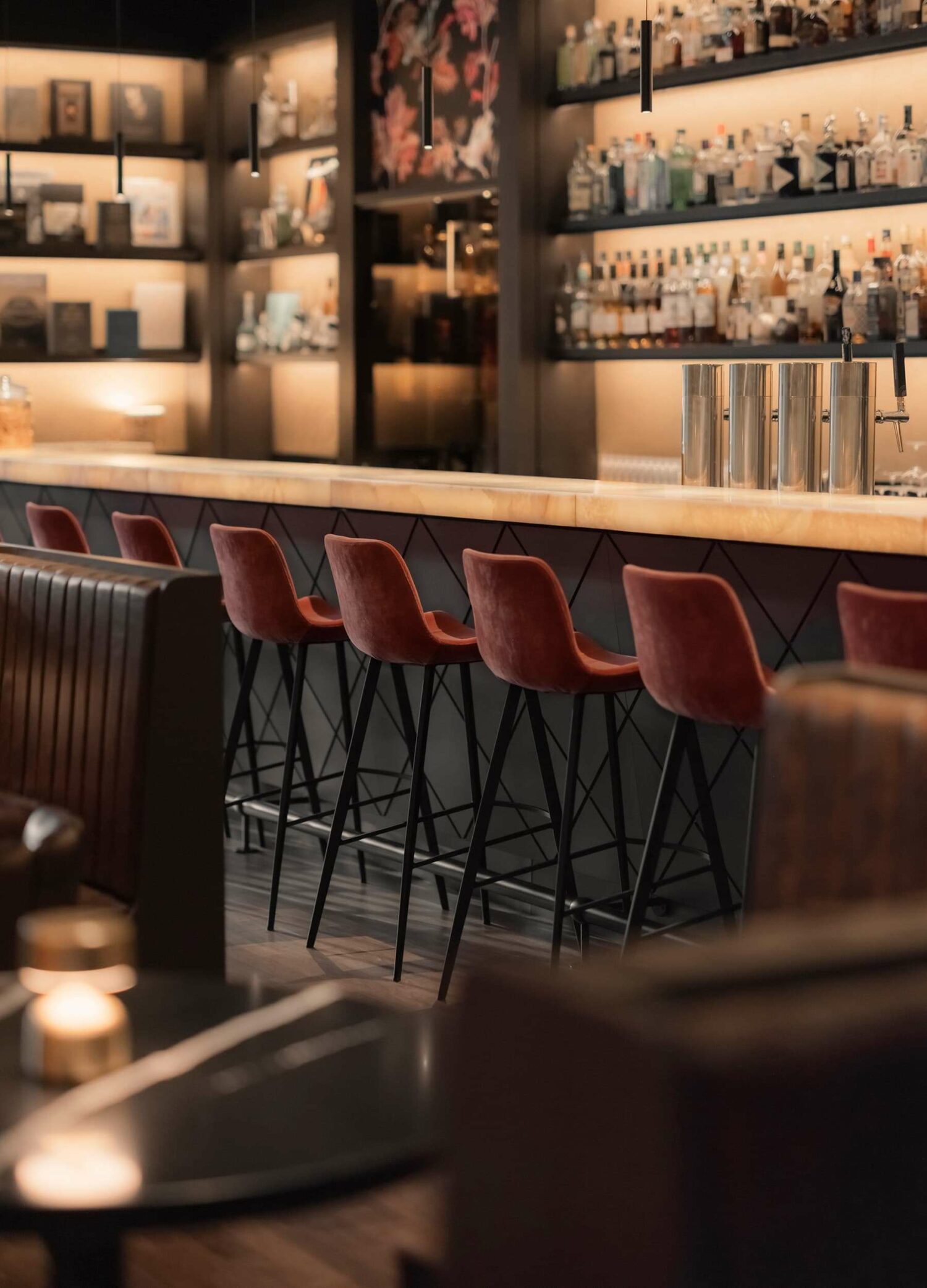 Innenarchitektur für Hotelbars mit Lichtkonzept